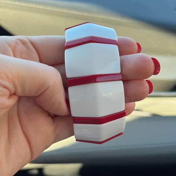 1980s White and Red Stripe Candycane Lucite Tile Stretch Bangle Bracelet - Picture 3 of 9